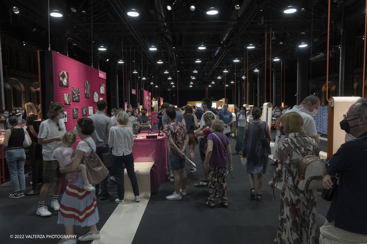 _DSF1301.jpg - 22/05/2022. Torino. Undici artigiani appartenenti a dieci mÃ©tier della maison HermÃ¨s sono arrivati alle Ogr con le loro borse degli attrezzi ed i loro materiali per mostrare i loro savoir-faire. Nella foto lo sviluppo della mostra alle Ogr di Torino