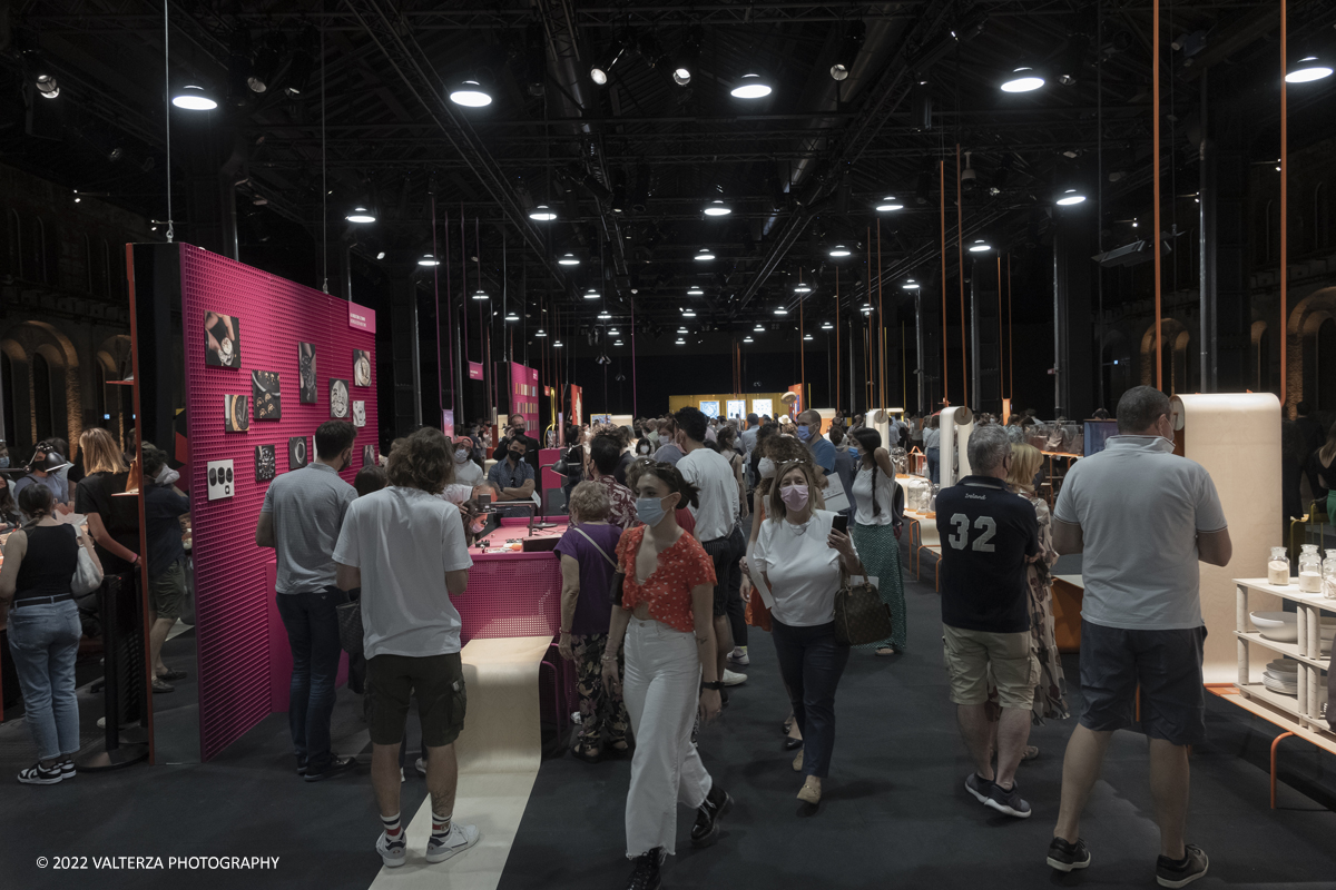 _DSF1304.jpg - 22/05/2022. Torino. Undici artigiani appartenenti a dieci mÃ©tier della maison HermÃ¨s sono arrivati alle Ogr con le loro borse degli attrezzi ed i loro materiali per mostrare i loro savoir-faire. Nella foto lo sviluppo della mostra alle Ogr di Torino