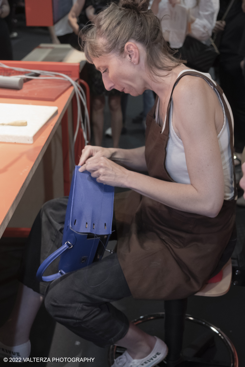 _DSF1309.jpg - 22/05/2022. Torino. Undici artigiani appartenenti a dieci mÃ©tier della maison HermÃ¨s sono arrivati alle Ogr con le loro borse degli attrezzi ed i loro materiali per mostrare i loro savoir-faire. Nella foto metodo, attrezzi e materiali per a lavorazione del pellame per costruire una borsa