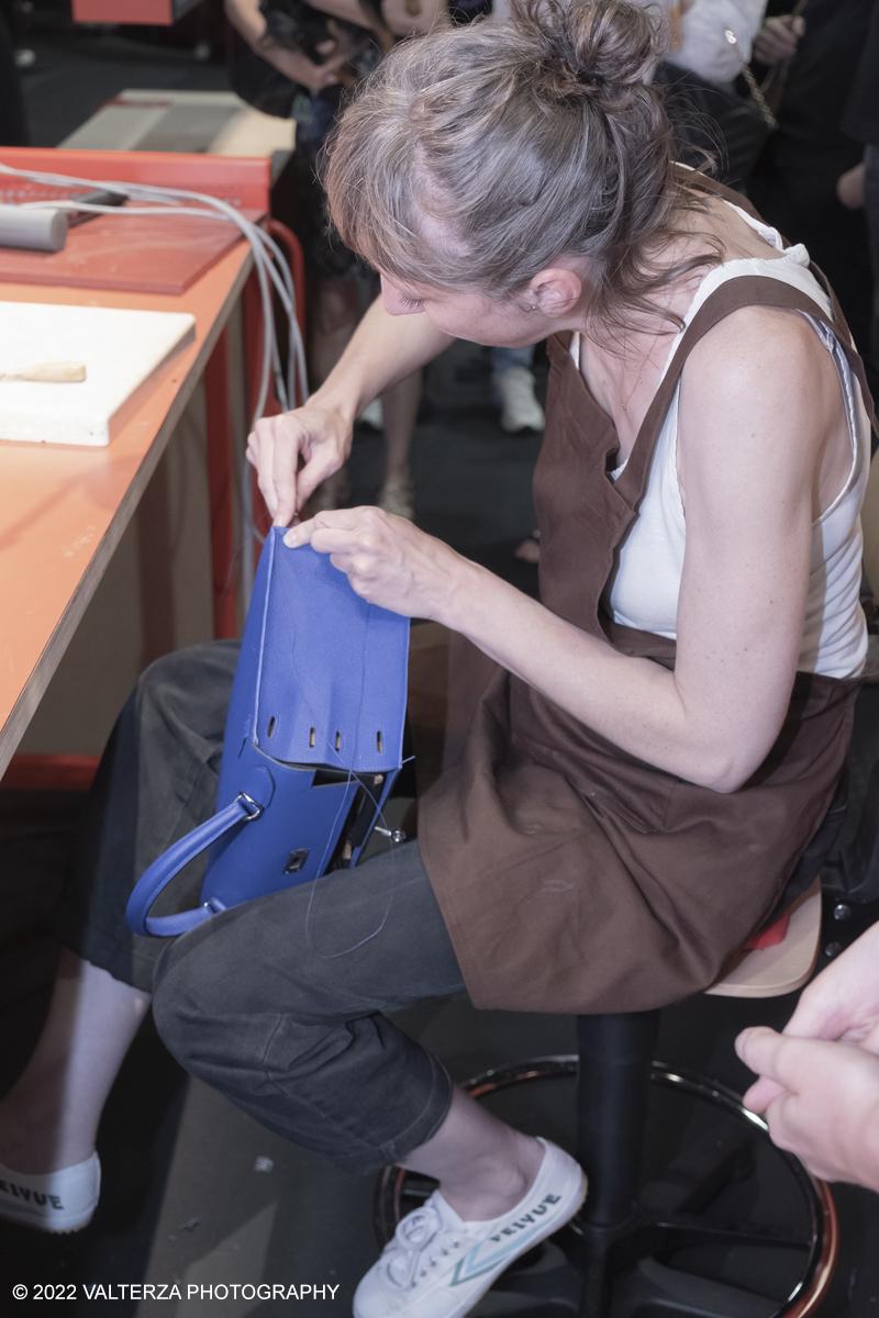 _DSF1310.jpg - 22/05/2022. Torino. Undici artigiani appartenenti a dieci mÃ©tier della maison HermÃ¨s sono arrivati alle Ogr con le loro borse degli attrezzi ed i loro materiali per mostrare i loro savoir-faire. Nella foto metodo, attrezzi e materiali per a lavorazione del pellame per costruire una borsa