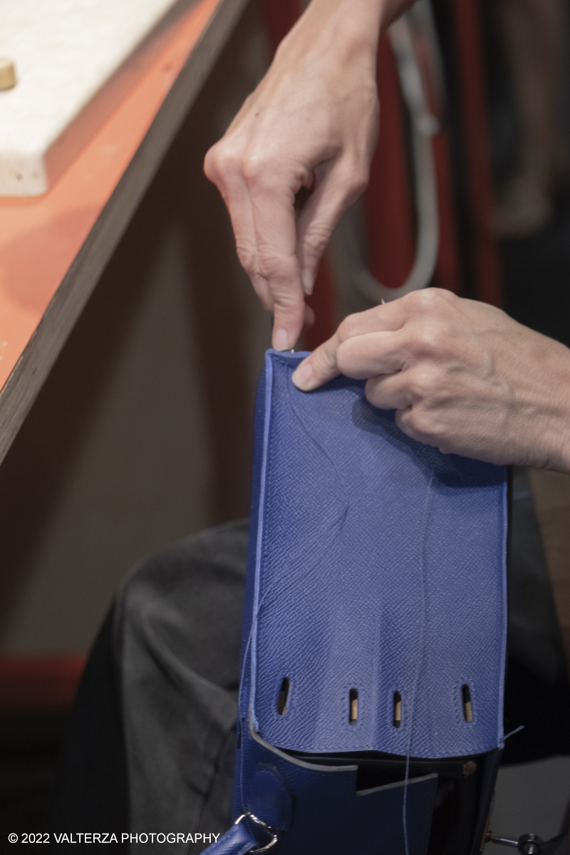 _DSF1318.jpg - 22/05/2022. Torino. Undici artigiani appartenenti a dieci mÃ©tier della maison HermÃ¨s sono arrivati alle Ogr con le loro borse degli attrezzi ed i loro materiali per mostrare i loro savoir-faire. Nella foto metodo, attrezzi e materiali per a lavorazione del pellame per costruire una borsa