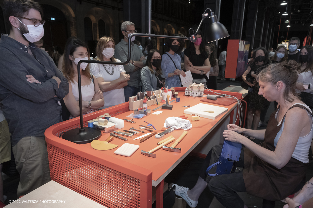 _DSF1322.jpg - 22/05/2022. Torino. Undici artigiani appartenenti a dieci mÃ©tier della maison HermÃ¨s sono arrivati alle Ogr con le loro borse degli attrezzi ed i loro materiali per mostrare i loro savoir-faire. Nella foto metodo, attrezzi e materiali per a lavorazione del pellame per costruire una borsa
