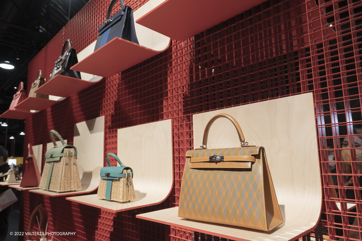 _DSF1330.jpg - 22/05/2022. Torino. Undici artigiani appartenenti a dieci mÃ©tier della maison HermÃ¨s sono arrivati alle Ogr con le loro borse degli attrezzi ed i loro materiali per mostrare i loro savoir-faire. Nella foto prodotti finiti HermÃ¨s in esposizione al pubblico dei visitatori
