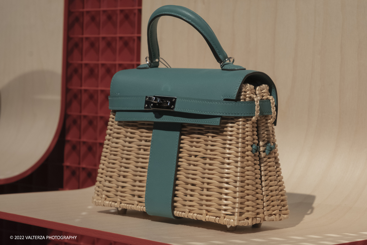 _DSF1336.jpg - 22/05/2022. Torino. Undici artigiani appartenenti a dieci mÃ©tier della maison HermÃ¨s sono arrivati alle Ogr con le loro borse degli attrezzi ed i loro materiali per mostrare i loro savoir-faire. Nella foto prodotti finiti HermÃ¨s in esposizione al pubblico dei visitatori