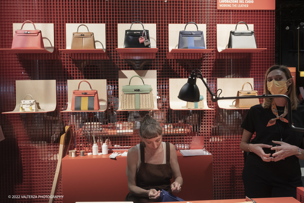 _DSF1339.jpg - 22/05/2022. Torino. Undici artigiani appartenenti a dieci mÃ©tier della maison HermÃ¨s sono arrivati alle Ogr con le loro borse degli attrezzi ed i loro materiali per mostrare i loro savoir-faire. Nella foto metodo, attrezzi e materiali per a lavorazione del pellame per costruire una borsa