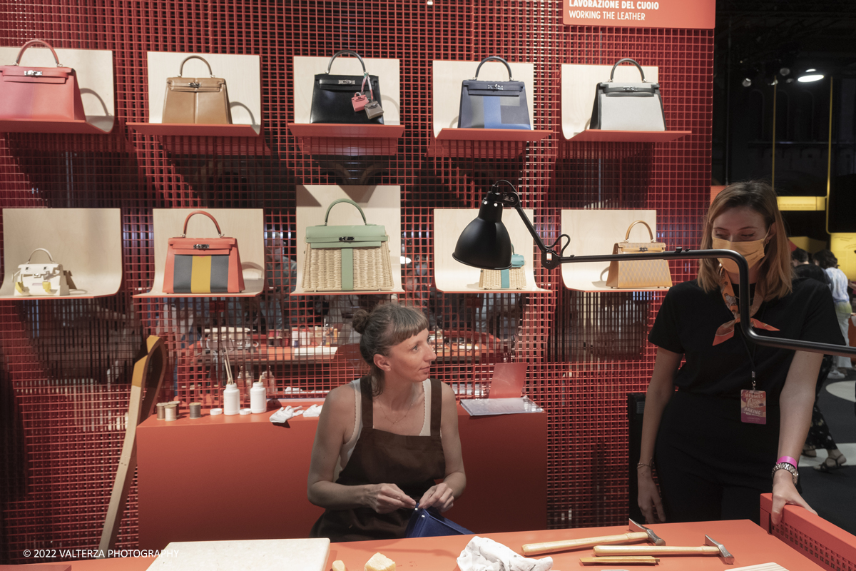 _DSF1343.jpg - 22/05/2022. Torino. Undici artigiani appartenenti a dieci mÃ©tier della maison HermÃ¨s sono arrivati alle Ogr con le loro borse degli attrezzi ed i loro materiali per mostrare i loro savoir-faire. Nella foto metodo, attrezzi e materiali per a lavorazione del pellame per costruire una borsa