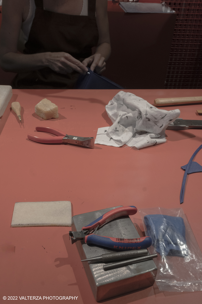 _DSF1346.jpg - 22/05/2022. Torino. Undici artigiani appartenenti a dieci mÃ©tier della maison HermÃ¨s sono arrivati alle Ogr con le loro borse degli attrezzi ed i loro materiali per mostrare i loro savoir-faire. Nella foto metodo, attrezzi e materiali per a lavorazione del pellame per costruire una borsa