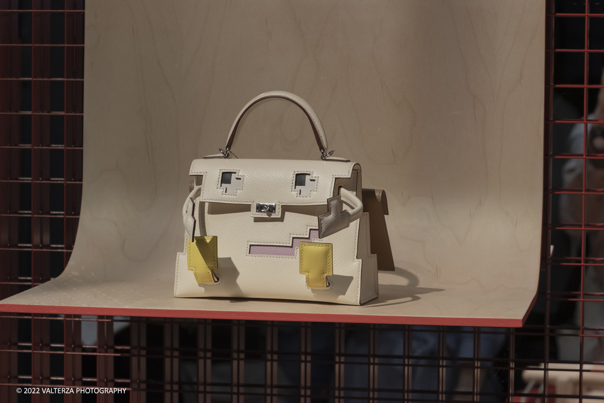 _DSF1352.jpg - 22/05/2022. Torino. Undici artigiani appartenenti a dieci mÃ©tier della maison HermÃ¨s sono arrivati alle Ogr con le loro borse degli attrezzi ed i loro materiali per mostrare i loro savoir-faire. Nella foto metodo, attrezzi e materiali per a lavorazione del pellame per costruire una borsa