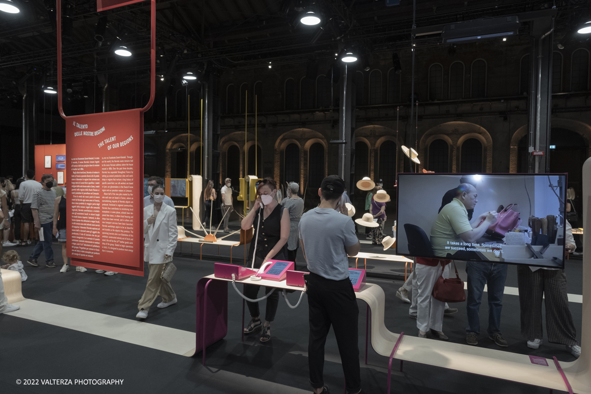 _DSF1381.jpg - 22/05/2022. Torino. Undici artigiani appartenenti a dieci mÃ©tier della maison HermÃ¨s sono arrivati alle Ogr con le loro borse degli attrezzi ed i loro materiali per mostrare i loro savoir-faire. Nella foto postazione di illustrazione audiovisiva