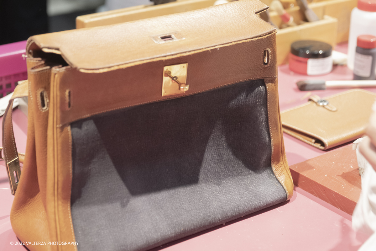 _DSF1391.jpg - 22/05/2022. Torino. Undici artigiani appartenenti a dieci mÃ©tier della maison HermÃ¨s sono arrivati alle Ogr con le loro borse degli attrezzi ed i loro materiali per mostrare i loro savoir-faire. Nella foto un artigiano HermÃ¨s illustra le metodologie di riparazione di prodotti usurati o danneggiati, nel 2020 gli artigiani Hermes hanno eseguito piÃ¹ di 120.000 riparazioni