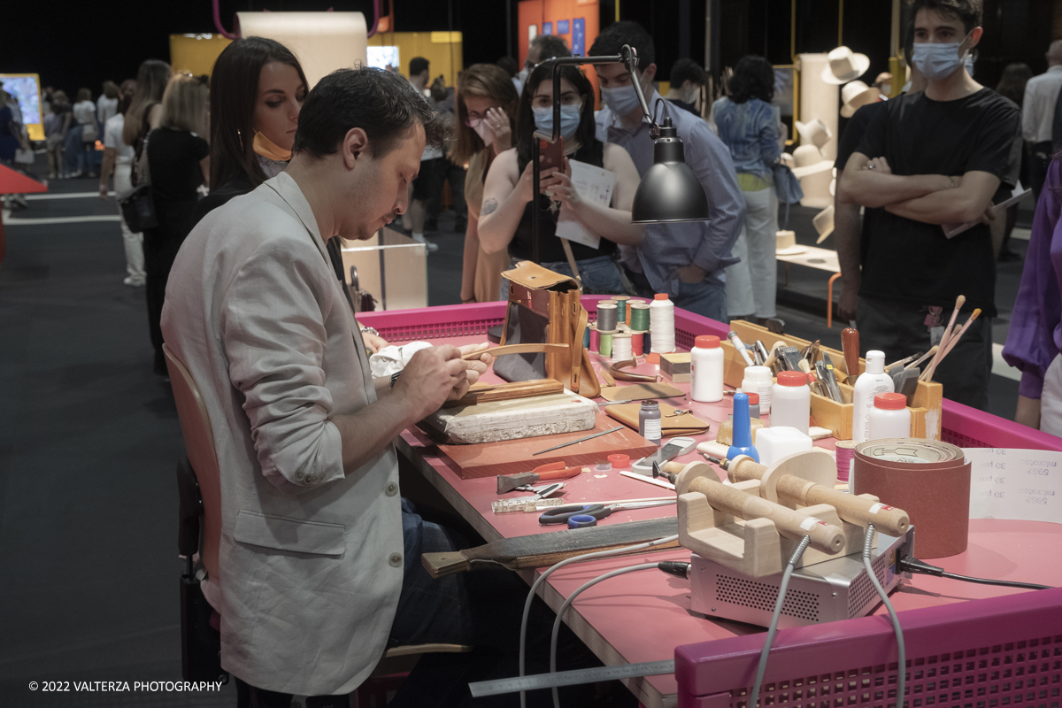_DSF1400.jpg - 22/05/2022. Torino. Undici artigiani appartenenti a dieci mÃ©tier della maison HermÃ¨s sono arrivati alle Ogr con le loro borse degli attrezzi ed i loro materiali per mostrare i loro savoir-faire. Nella foto un artigiano HermÃ¨s illustra le metodologie di riparazione di prodotti usurati o danneggiati, nel 2020 gli artigiani Hermes hanno eseguito piÃ¹ di 120.000 riparazioni