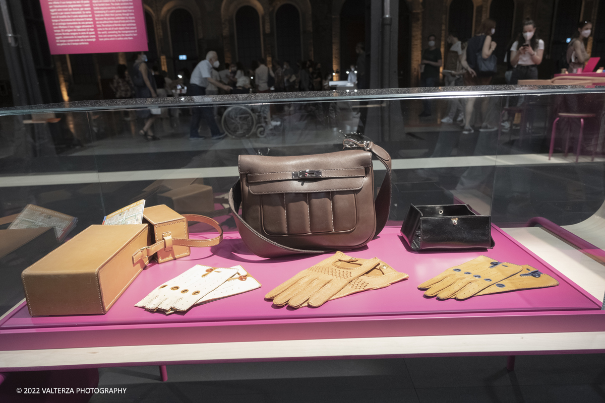 _DSF1408.jpg - 22/05/2022. Torino. Undici artigiani appartenenti a dieci mÃ©tier della maison HermÃ¨s sono arrivati alle Ogr con le loro borse degli attrezzi ed i loro materiali per mostrare i loro savoir-faire. Nella foto un artigiano HermÃ¨s illustra le metodologie di riparazione di prodotti usurati o danneggiati, nel 2020 gli artigiani Hermes hanno eseguito piÃ¹ di 120.000 riparazioni