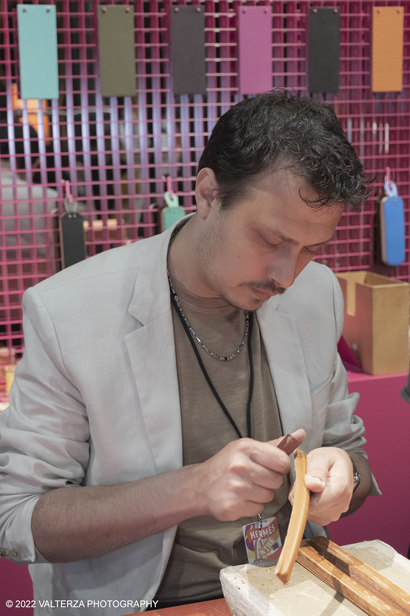 _DSF1412.jpg - 22/05/2022. Torino. Undici artigiani appartenenti a dieci mÃ©tier della maison HermÃ¨s sono arrivati alle Ogr con le loro borse degli attrezzi ed i loro materiali per mostrare i loro savoir-faire. Nella foto un artigiano HermÃ¨s illustra le metodologie di riparazione di prodotti usurati o danneggiati, nel 2020 gli artigiani Hermes hanno eseguito piÃ¹ di 120.000 riparazioni