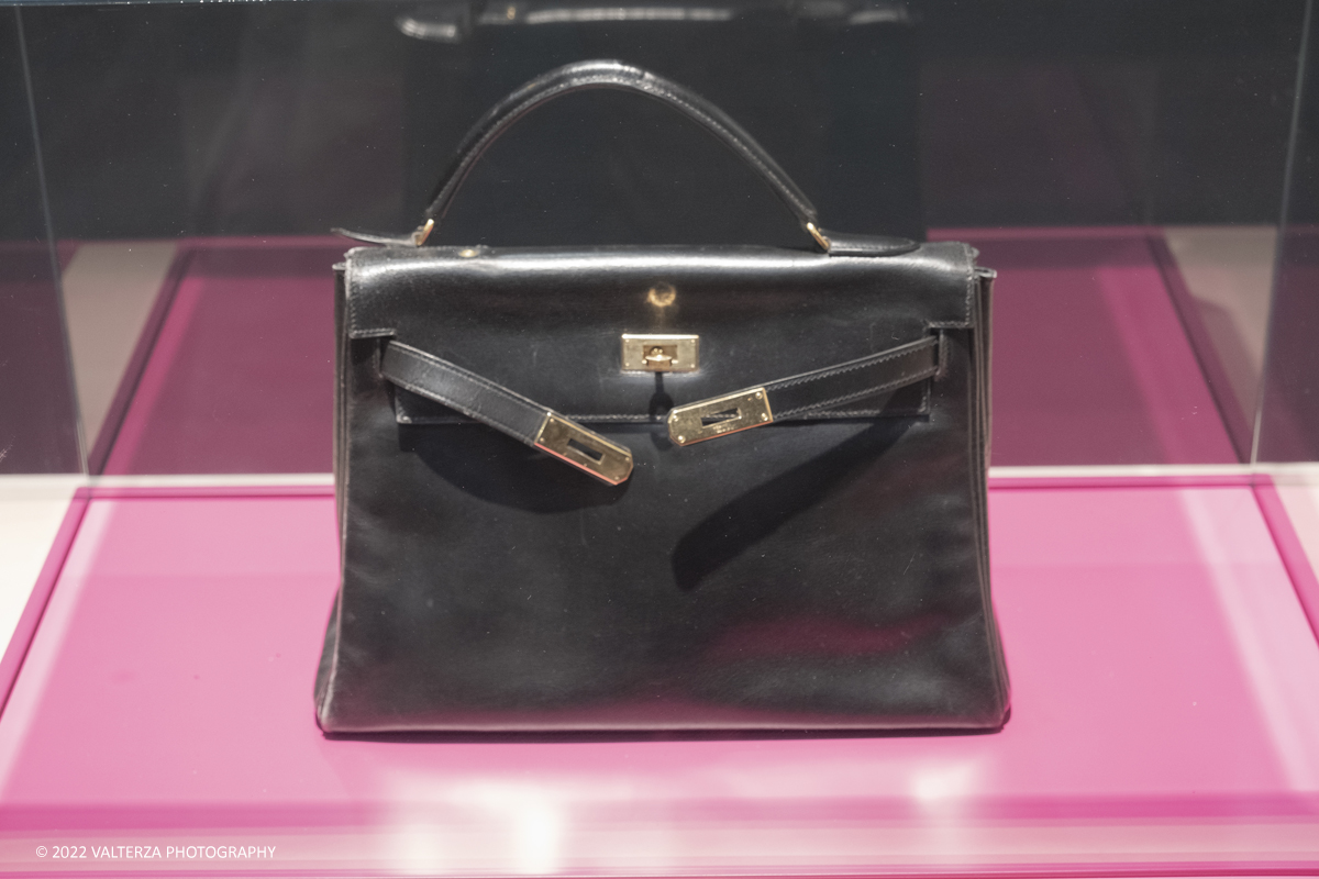 _DSF1418.jpg - 22/05/2022. Torino. Undici artigiani appartenenti a dieci mÃ©tier della maison HermÃ¨s sono arrivati alle Ogr con le loro borse degli attrezzi ed i loro materiali per mostrare i loro savoir-faire. Nella foto un artigiano HermÃ¨s illustra le metodologie di riparazione di prodotti usurati o danneggiati, nel 2020 gli artigiani Hermes hanno eseguito piÃ¹ di 120.000 riparazioni