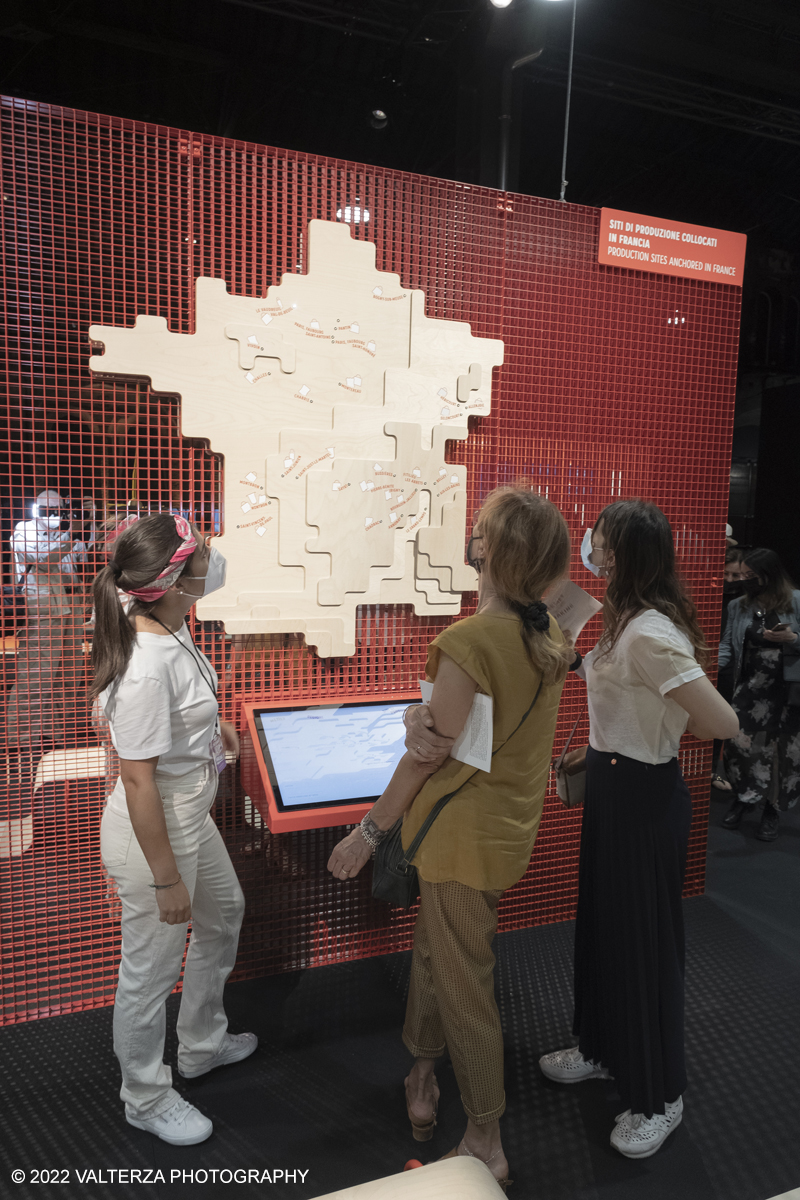 _DSF1429.jpg - 22/05/2022. Torino. Undici artigiani appartenenti a dieci mÃ©tier della maison HermÃ¨s sono arrivati alle Ogr con le loro borse degli attrezzi ed i loro materiali per mostrare i loro savoir-faire. Nella foto postazione interattiva che mostra le diverse tipologie di produzione negli stabilimenti HermÃ¨s in Francia