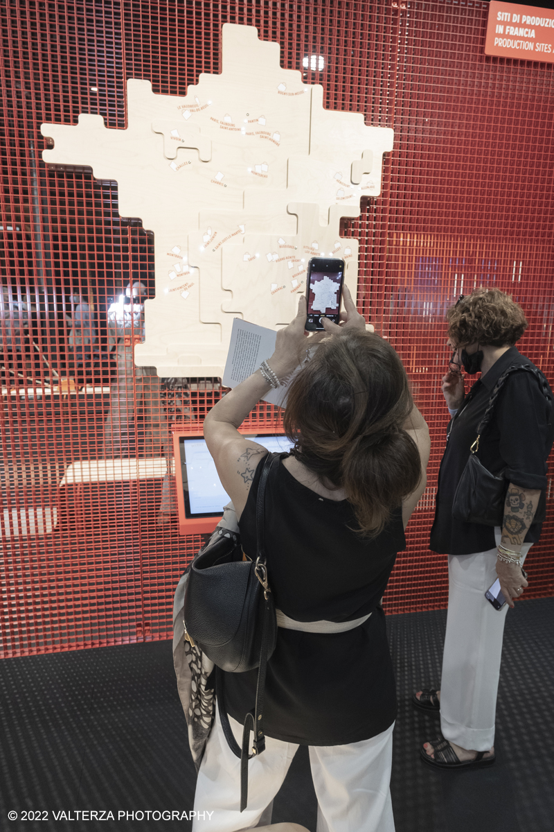 _DSF1437.jpg - 22/05/2022. Torino. Undici artigiani appartenenti a dieci mÃ©tier della maison HermÃ¨s sono arrivati alle Ogr con le loro borse degli attrezzi ed i loro materiali per mostrare i loro savoir-faire. Nella foto postazione interattiva che mostra le diverse tipologie di produzione negli stabilimenti HermÃ¨s in Francia