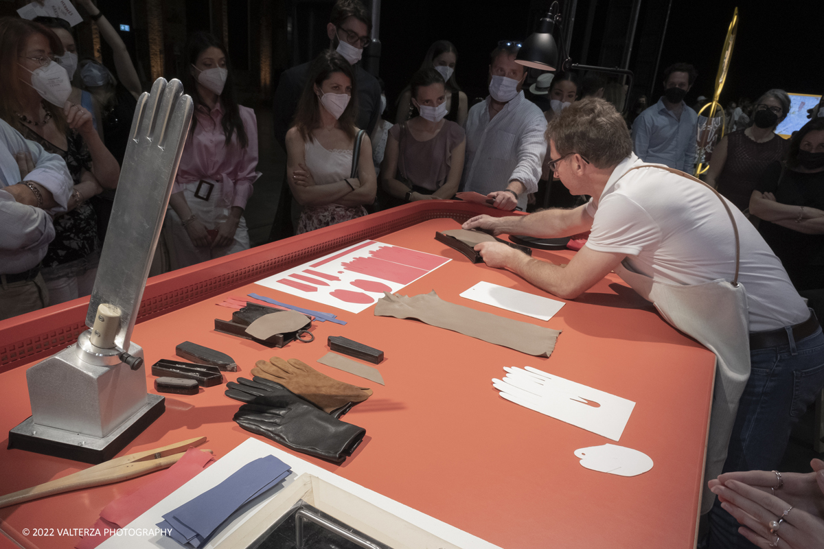 _DSF1448.jpg - 22/05/2022. Torino. Undici artigiani appartenenti a dieci mÃ©tier della maison HermÃ¨s sono arrivati alle Ogr con le loro borse degli attrezzi ed i loro materiali per mostrare i loro savoir-faire. Nella foto dimostrazione della produzione dei guanti HermÃ¨s