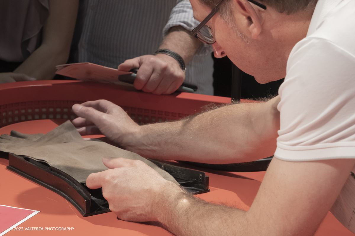 _DSF1449.jpg - 22/05/2022. Torino. Undici artigiani appartenenti a dieci mÃ©tier della maison HermÃ¨s sono arrivati alle Ogr con le loro borse degli attrezzi ed i loro materiali per mostrare i loro savoir-faire. Nella foto dimostrazione della produzione dei guanti HermÃ¨s