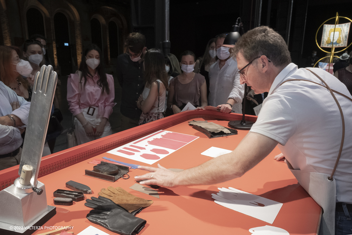 _DSF1451.jpg - 22/05/2022. Torino. Undici artigiani appartenenti a dieci mÃ©tier della maison HermÃ¨s sono arrivati alle Ogr con le loro borse degli attrezzi ed i loro materiali per mostrare i loro savoir-faire. Nella foto dimostrazione della produzione dei guanti HermÃ¨s
