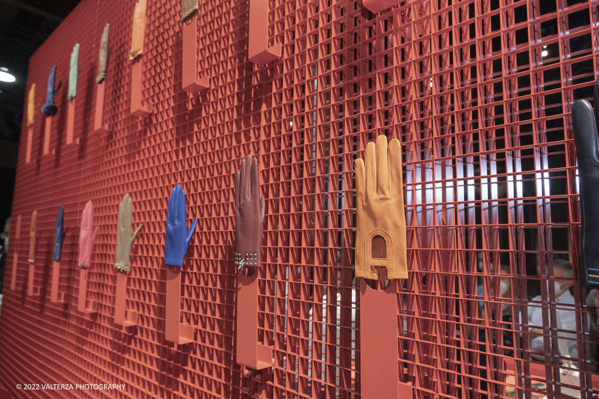 _DSF1453.jpg - 22/05/2022. Torino. Undici artigiani appartenenti a dieci mÃ©tier della maison HermÃ¨s sono arrivati alle Ogr con le loro borse degli attrezzi ed i loro materiali per mostrare i loro savoir-faire. Nella foto dimostrazione della produzione dei guanti HermÃ¨s