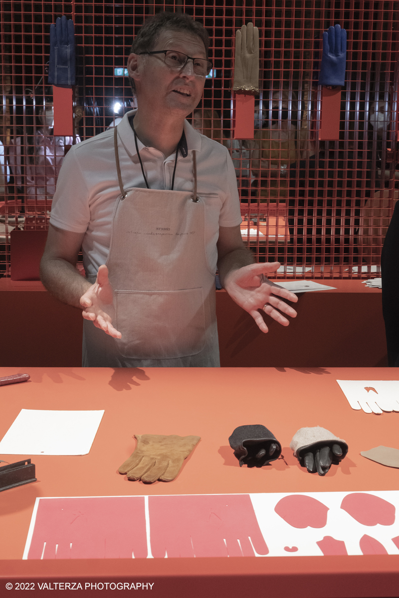 _DSF1470.jpg - 22/05/2022. Torino. Undici artigiani appartenenti a dieci mÃ©tier della maison HermÃ¨s sono arrivati alle Ogr con le loro borse degli attrezzi ed i loro materiali per mostrare i loro savoir-faire. Nella foto dimostrazione della produzione dei guanti HermÃ¨s