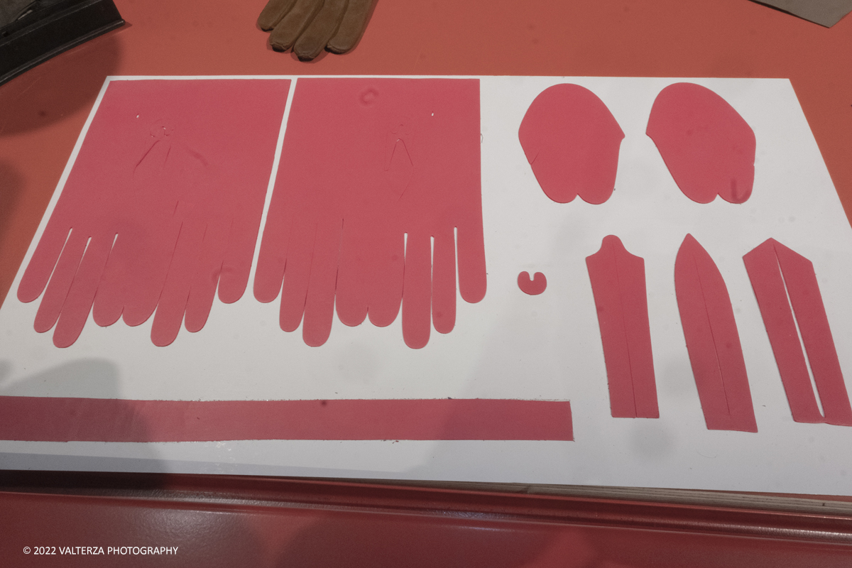 _DSF1476.jpg - 22/05/2022. Torino. Undici artigiani appartenenti a dieci mÃ©tier della maison HermÃ¨s sono arrivati alle Ogr con le loro borse degli attrezzi ed i loro materiali per mostrare i loro savoir-faire. Nella foto dimostrazione della produzione dei guanti HermÃ¨s