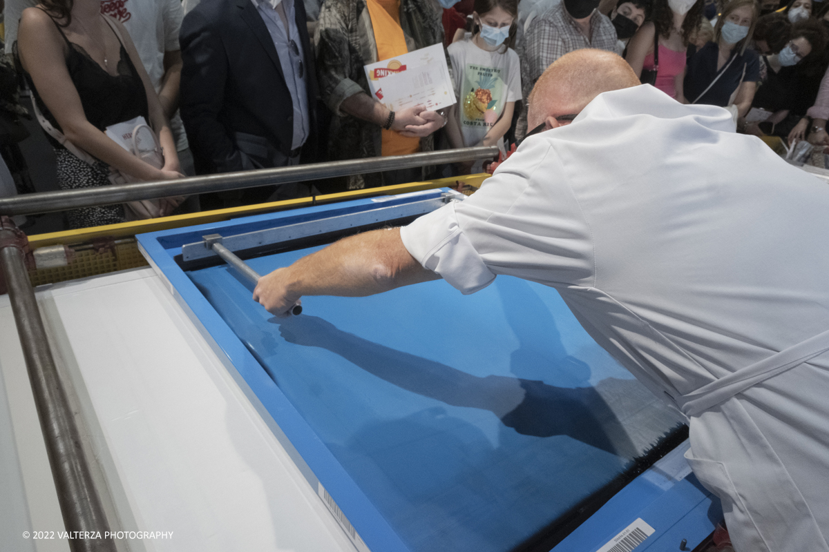 _DSF1487.jpg - 22/05/2022. Torino. Undici artigiani appartenenti a dieci mÃ©tier della maison HermÃ¨s sono arrivati alle Ogr con le loro borse degli attrezzi ed i loro materiali per mostrare i loro savoir-faire. Nella foto il processo, i materiali , i macchinari per la stampa della seta
