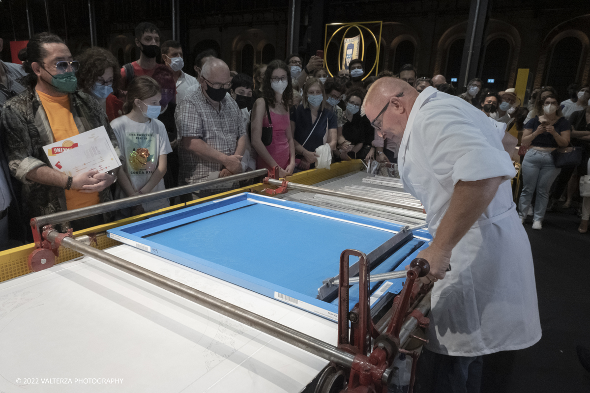 _DSF1490.jpg - 22/05/2022. Torino. Undici artigiani appartenenti a dieci mÃ©tier della maison HermÃ¨s sono arrivati alle Ogr con le loro borse degli attrezzi ed i loro materiali per mostrare i loro savoir-faire. Nella foto il processo, i materiali , i macchinari per la stampa della seta