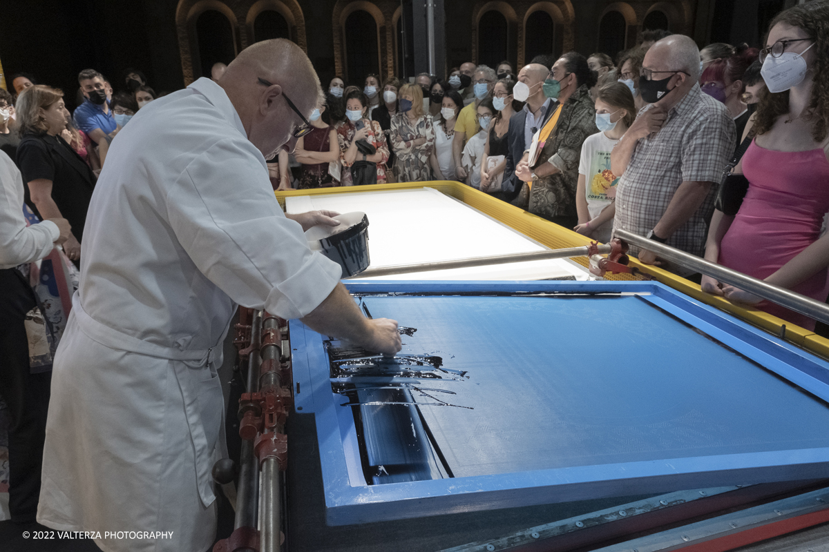 _DSF1498.jpg - 22/05/2022. Torino. Undici artigiani appartenenti a dieci mÃ©tier della maison HermÃ¨s sono arrivati alle Ogr con le loro borse degli attrezzi ed i loro materiali per mostrare i loro savoir-faire. Nella foto il processo, i materiali , i macchinari per la stampa della seta