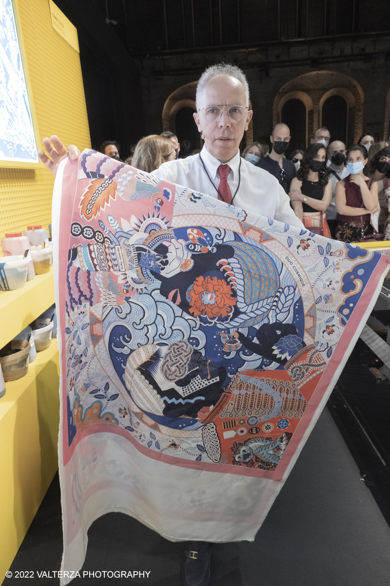 _DSF1502.jpg - 22/05/2022. Torino. Undici artigiani appartenenti a dieci mÃ©tier della maison HermÃ¨s sono arrivati alle Ogr con le loro borse degli attrezzi ed i loro materiali per mostrare i loro savoir-faire. Nella foto il processo, i materiali , i macchinari per la stampa della seta
