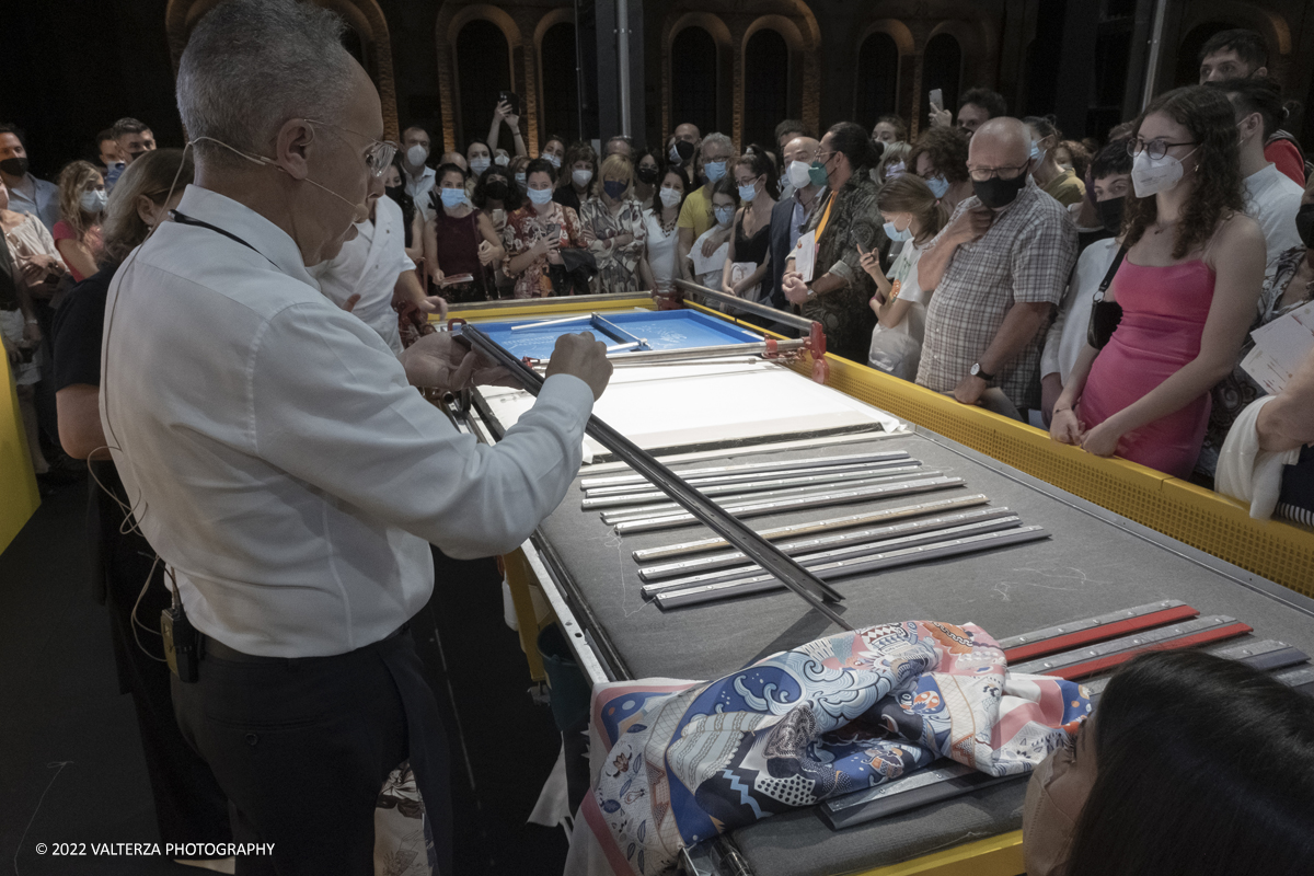 _DSF1505.jpg - 22/05/2022. Torino. Undici artigiani appartenenti a dieci mÃ©tier della maison HermÃ¨s sono arrivati alle Ogr con le loro borse degli attrezzi ed i loro materiali per mostrare i loro savoir-faire. Nella foto il processo, i materiali , i macchinari per la stampa della seta