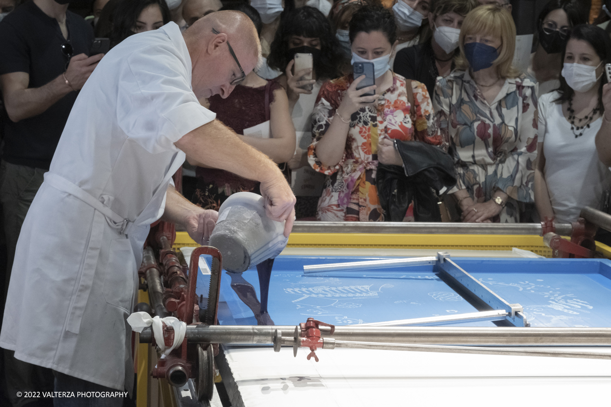 _DSF1509.jpg - 22/05/2022. Torino. Undici artigiani appartenenti a dieci mÃ©tier della maison HermÃ¨s sono arrivati alle Ogr con le loro borse degli attrezzi ed i loro materiali per mostrare i loro savoir-faire. Nella foto il processo, i materiali , i macchinari per la stampa della seta