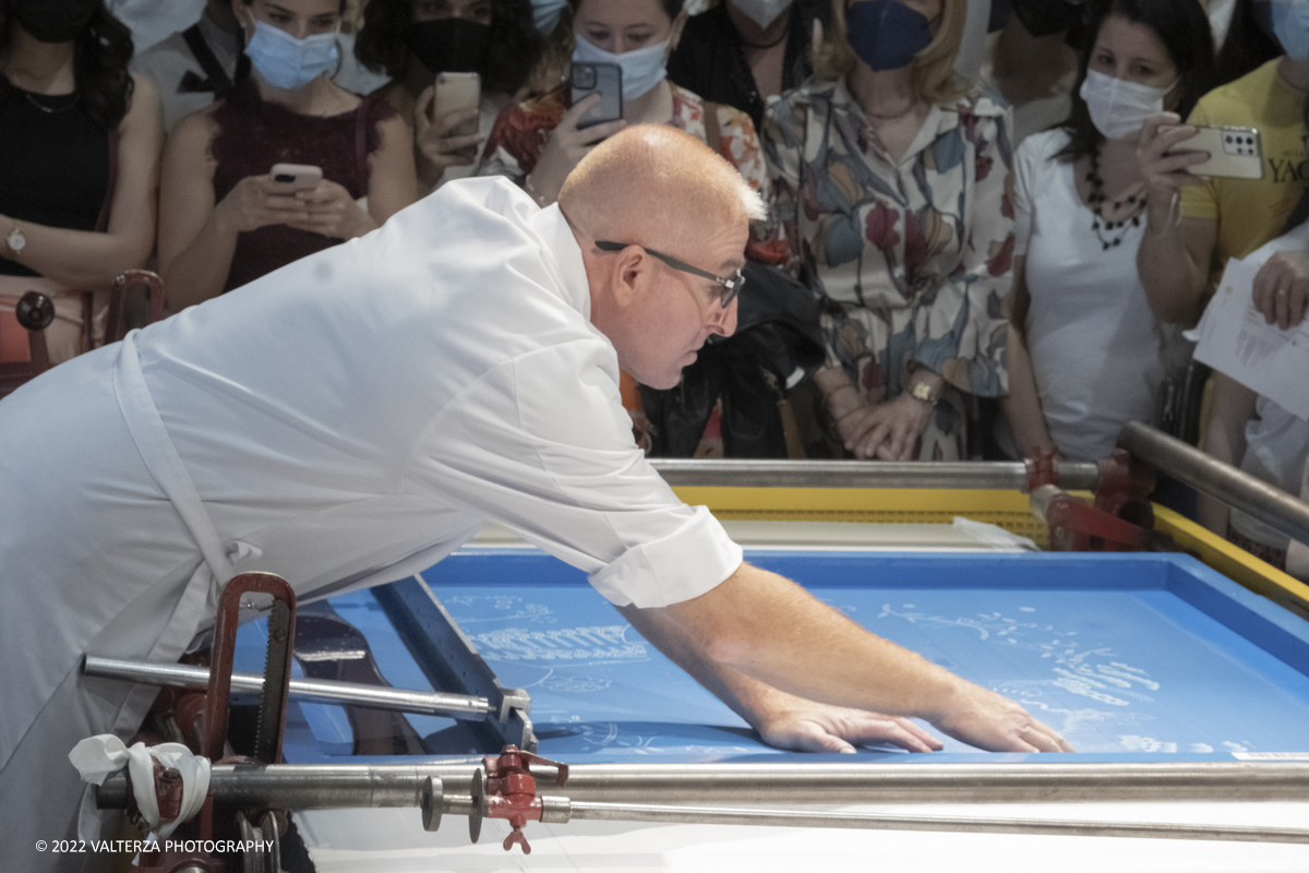 _DSF1512.jpg - 22/05/2022. Torino. Undici artigiani appartenenti a dieci mÃ©tier della maison HermÃ¨s sono arrivati alle Ogr con le loro borse degli attrezzi ed i loro materiali per mostrare i loro savoir-faire. Nella foto il processo, i materiali , i macchinari per la stampa della seta