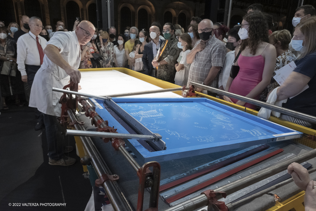 _DSF1529.jpg - 22/05/2022. Torino. Undici artigiani appartenenti a dieci mÃ©tier della maison HermÃ¨s sono arrivati alle Ogr con le loro borse degli attrezzi ed i loro materiali per mostrare i loro savoir-faire. Nella foto il processo, i materiali , i macchinari per la stampa della seta