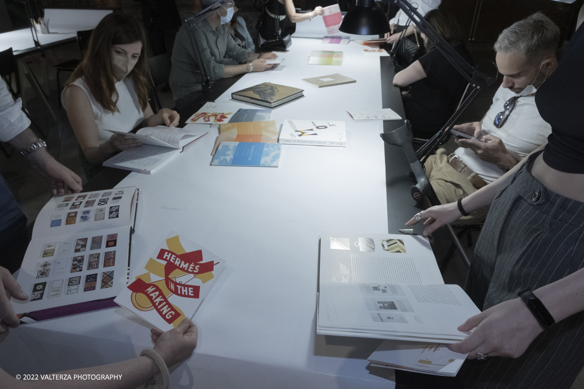 _DSF1531.jpg - 22/05/2022. Torino. Undici artigiani appartenenti a dieci mÃ©tier della maison HermÃ¨s sono arrivati alle Ogr con le loro borse degli attrezzi ed i loro materiali per mostrare i loro savoir-faire. Nella foto consultazione di materiale bibliografico HermÃ¨s