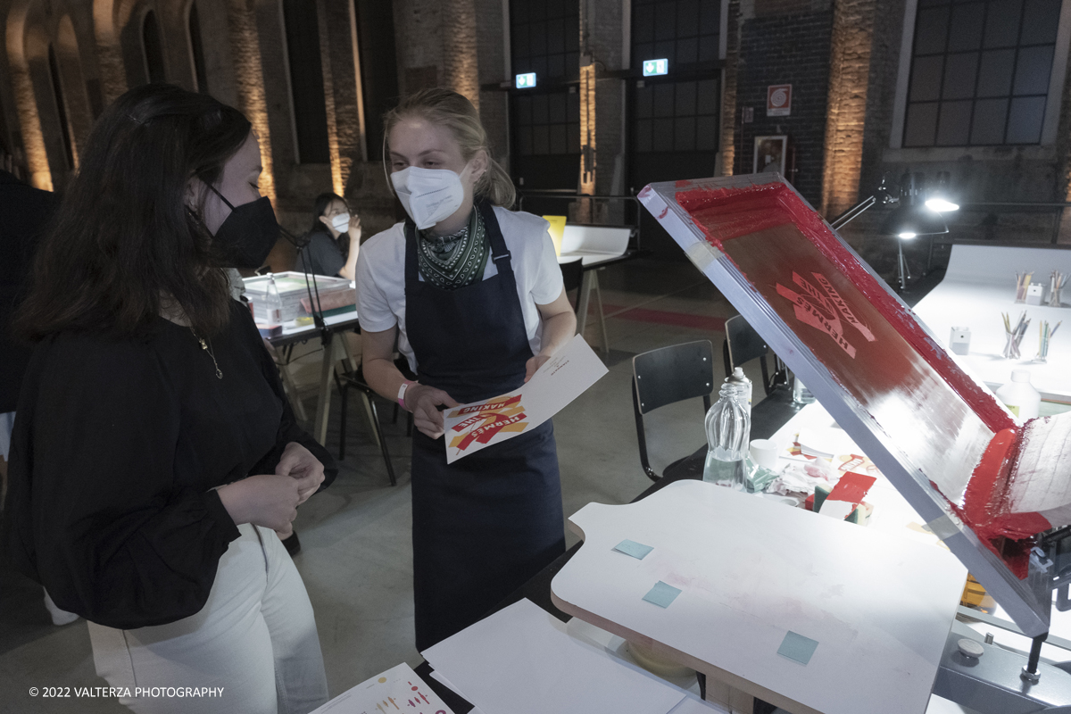 _DSF1534.jpg - 22/05/2022. Torino. Undici artigiani appartenenti a dieci mÃ©tier della maison HermÃ¨s sono arrivati alle Ogr con le loro borse degli attrezzi ed i loro materiali per mostrare i loro savoir-faire. Nella foto piccolo laboratorio ad uso dei visitatori per la stampa in proprio della brochure dell'evento