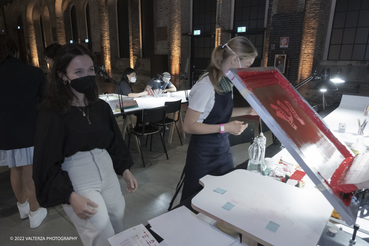 _DSF1535.jpg - 22/05/2022. Torino. Undici artigiani appartenenti a dieci mÃ©tier della maison HermÃ¨s sono arrivati alle Ogr con le loro borse degli attrezzi ed i loro materiali per mostrare i loro savoir-faire. Nella foto piccolo laboratorio ad uso dei visitatori per la stampa in proprio della brochure dell'evento