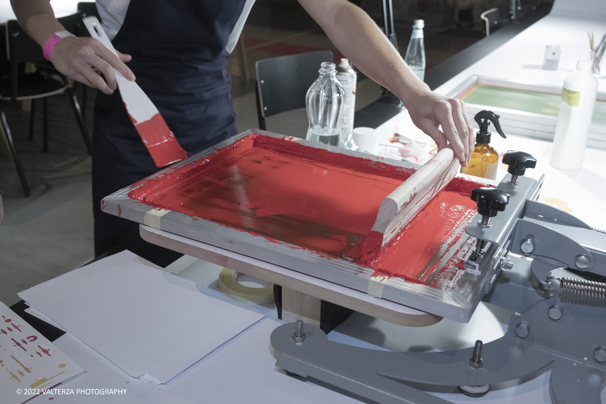 _DSF1546.jpg - 22/05/2022. Torino. Undici artigiani appartenenti a dieci mÃ©tier della maison HermÃ¨s sono arrivati alle Ogr con le loro borse degli attrezzi ed i loro materiali per mostrare i loro savoir-faire. Nella foto piccolo laboratorio ad uso dei visitatori per la stampa in proprio della brochure dell'evento