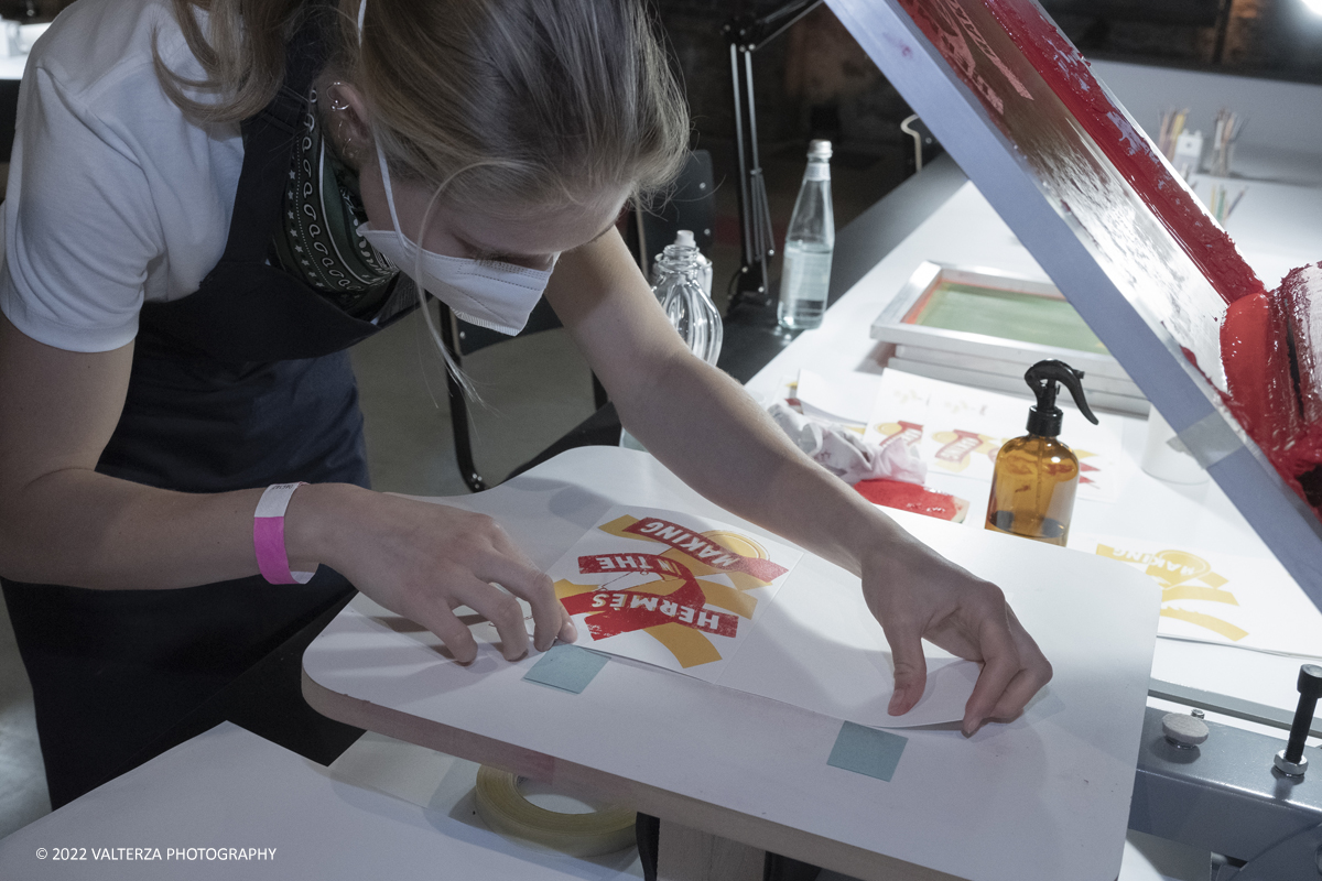 _DSF1553.jpg - 22/05/2022. Torino. Undici artigiani appartenenti a dieci mÃ©tier della maison HermÃ¨s sono arrivati alle Ogr con le loro borse degli attrezzi ed i loro materiali per mostrare i loro savoir-faire. Nella foto piccolo laboratorio ad uso dei visitatori per la stampa in proprio della brochure dell'evento