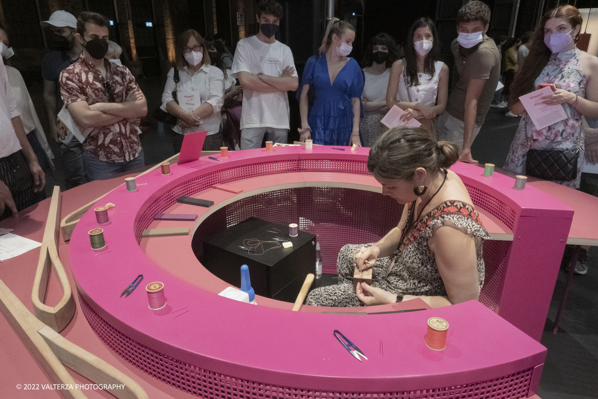 _DSF1583.jpg - 22/05/2022. Torino. Undici artigiani appartenenti a dieci mÃ©tier della maison HermÃ¨s sono arrivati alle Ogr con le loro borse degli attrezzi ed i loro materiali per mostrare i loro savoir-faire. Nella foto dimostrazione pratica di un artigiano HermÃ¨s su come si realizza il punto sellaio per la cucitura delle pelli