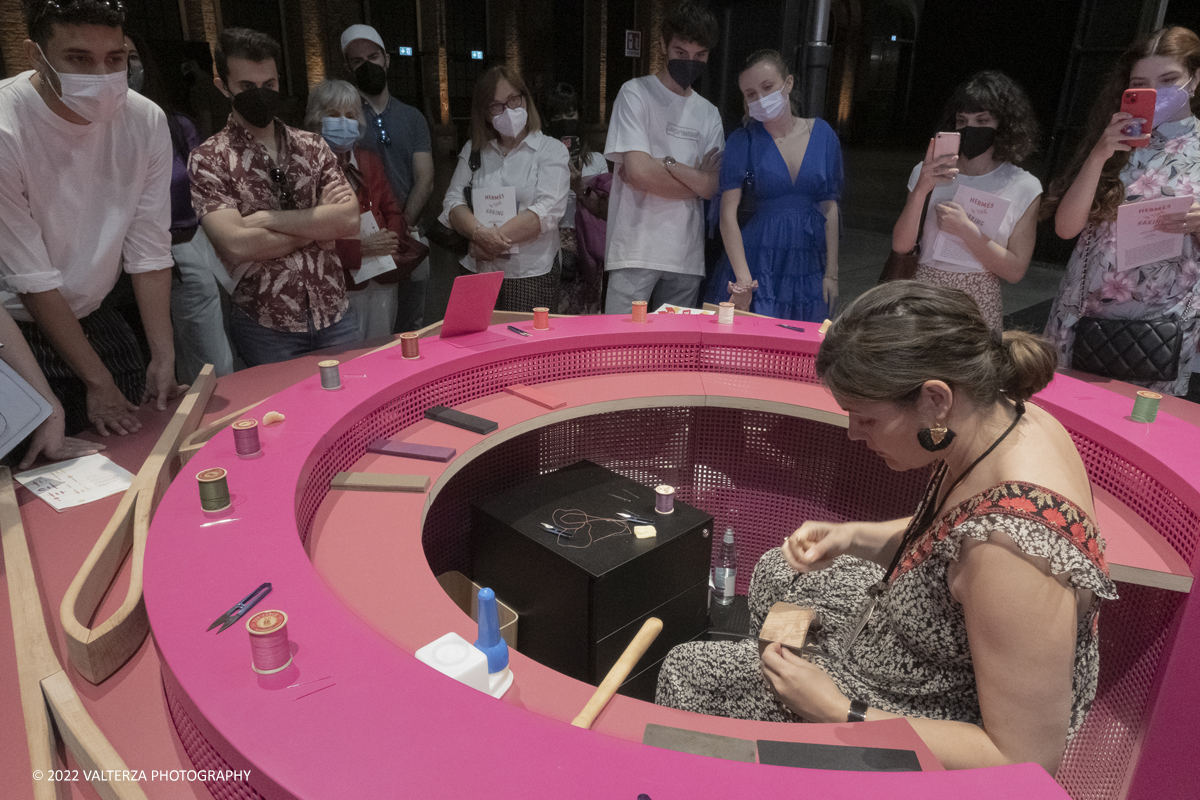 _DSF1587.jpg - 22/05/2022. Torino. Undici artigiani appartenenti a dieci mÃ©tier della maison HermÃ¨s sono arrivati alle Ogr con le loro borse degli attrezzi ed i loro materiali per mostrare i loro savoir-faire. Nella foto dimostrazione pratica di un artigiano HermÃ¨s su come si realizza il punto sellaio per la cucitura delle pelli