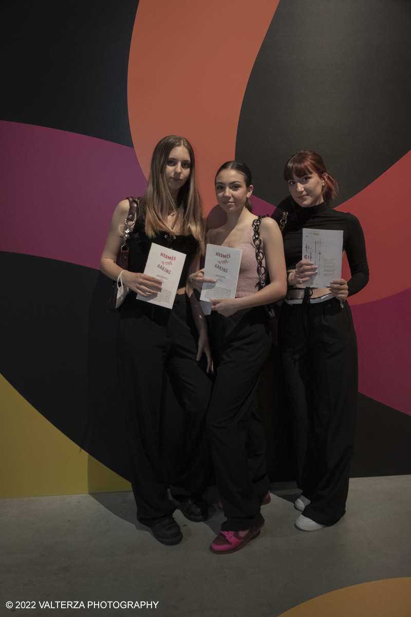 _DSF1610.jpg - 22/05/2022. Torino. Undici artigiani appartenenti a dieci mÃ©tier della maison HermÃ¨s sono arrivati alle Ogr con le loro borse degli attrezzi ed i loro materiali per mostrare i loro savoir-faire. Nella foto fans di HermÃ¨s in visita alla mostra