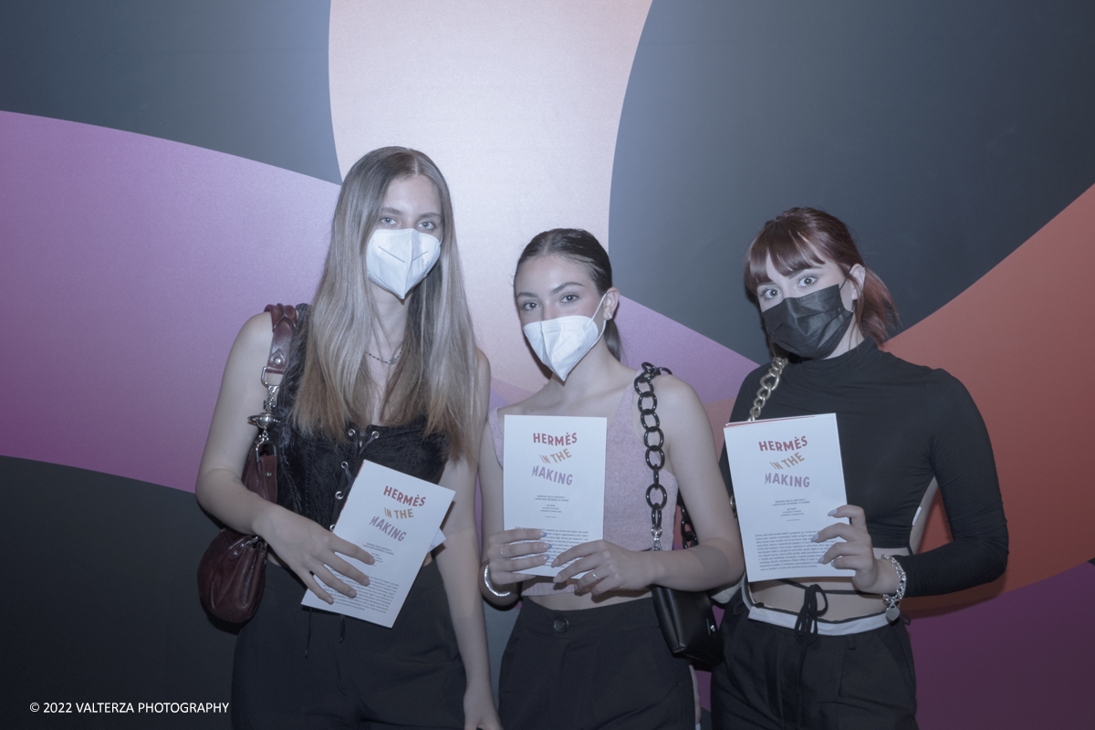 _DSF1615.jpg - 22/05/2022. Torino. Undici artigiani appartenenti a dieci mÃ©tier della maison HermÃ¨s sono arrivati alle Ogr con le loro borse degli attrezzi ed i loro materiali per mostrare i loro savoir-faire. Nella foto fans di HermÃ¨s in visita alla mostra