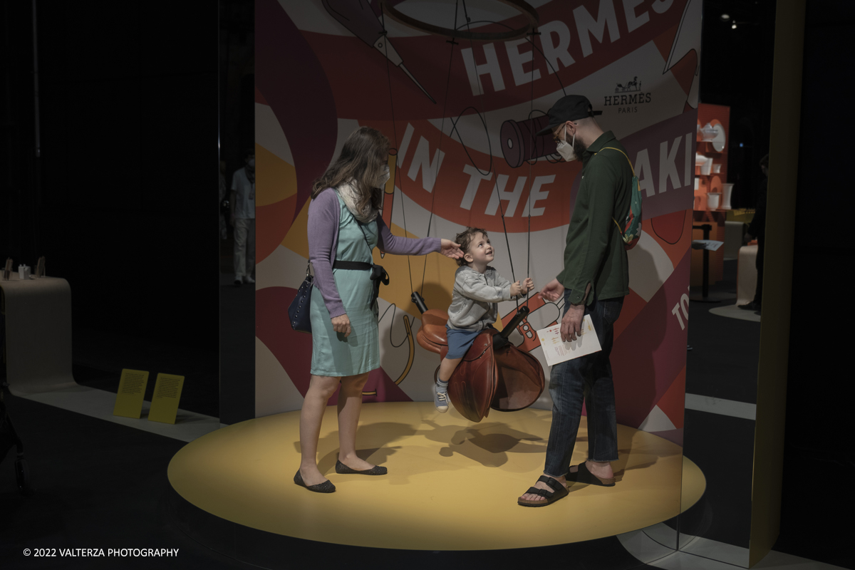 _DSF1619.jpg - 22/05/2022. Torino. Undici artigiani appartenenti a dieci mÃ©tier della maison HermÃ¨s sono arrivati alle Ogr con le loro borse degli attrezzi ed i loro materiali per mostrare i loro savoir-faire. Nella foto prova di una sella HermÃ¨s