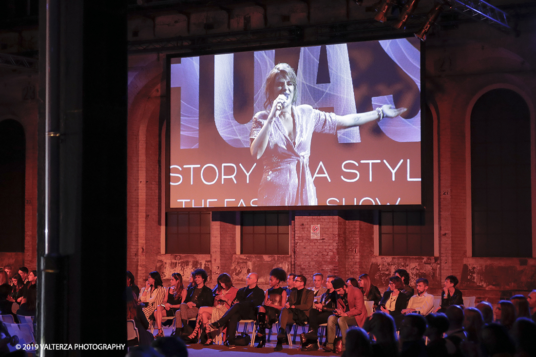 _G3I6151.jpg - 22/05/2019. Torino, OGR.  Â«Hoas - History of a styleÂ», Ã¨ una kermesse incentrata su abiti, arte e manifatture, celebrati in modo inedito, svelando che cosa câ€™Ã¨ dietro le quinte di una griffe, di unâ€™atelier, di una lavorazione sperimentale. Nella foto  un momento di intrattenimento musicale del pubblico in attesa della sfilata.