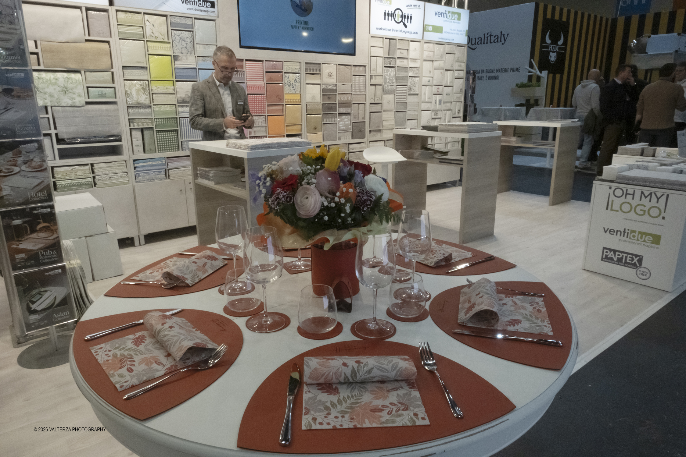 DSCF3301.jpg - 15/03/2026. Torino. Nel Padiglione 3 del Lingotto Fiere di Torino si svolge la terza edizione di Horeca Expoforum. Con oltre 300 brand italiani e internazionali presenti e circa 100 eventi in tre giorni, Horeca Expoforum si conferma piattaforma di riferimento per ristorazione, hotellerie e food service, punto di incontro fra innovazione, formazione e networking. Al centro dellâ€™inaugurazione il tema dello spreco alimentare. Nella foto stand azienda Ventidue fornitore di  tovagliato monouso per i settori della ristorazione