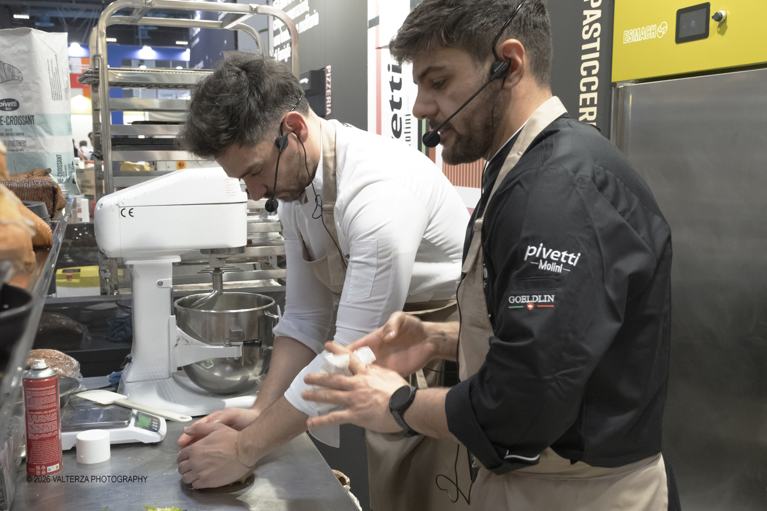 DSCF3410.jpg - 15/03/2026. Torino. Nel Padiglione 3 del Lingotto Fiere di Torino si svolge la terza edizione di Horeca Expoforum. Con oltre 300 brand italiani e internazionali presenti e circa 100 eventi in tre giorni, Horeca Expoforum si conferma piattaforma di riferimento per ristorazione, hotellerie e food service, punto di incontro fra innovazione, formazione e networking. Al centro dellâ€™inaugurazione il tema dello spreco alimentare. Nella foto showcooking ed assaggi allo stand Molini Pivetti con i pasticceri Danilo Giustizieri e e Masssimo Varbella