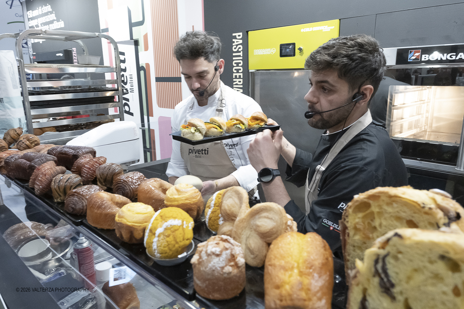DSCF3429.jpg - 15/03/2026. Torino. Nel Padiglione 3 del Lingotto Fiere di Torino si svolge la terza edizione di Horeca Expoforum. Con oltre 300 brand italiani e internazionali presenti e circa 100 eventi in tre giorni, Horeca Expoforum si conferma piattaforma di riferimento per ristorazione, hotellerie e food service, punto di incontro fra innovazione, formazione e networking. Al centro dellâ€™inaugurazione il tema dello spreco alimentare. Nella foto showcooking ed assaggi allo stand Molini Pivetti con i pasticceri Danilo Giustizieri e e Masssimo Varbella