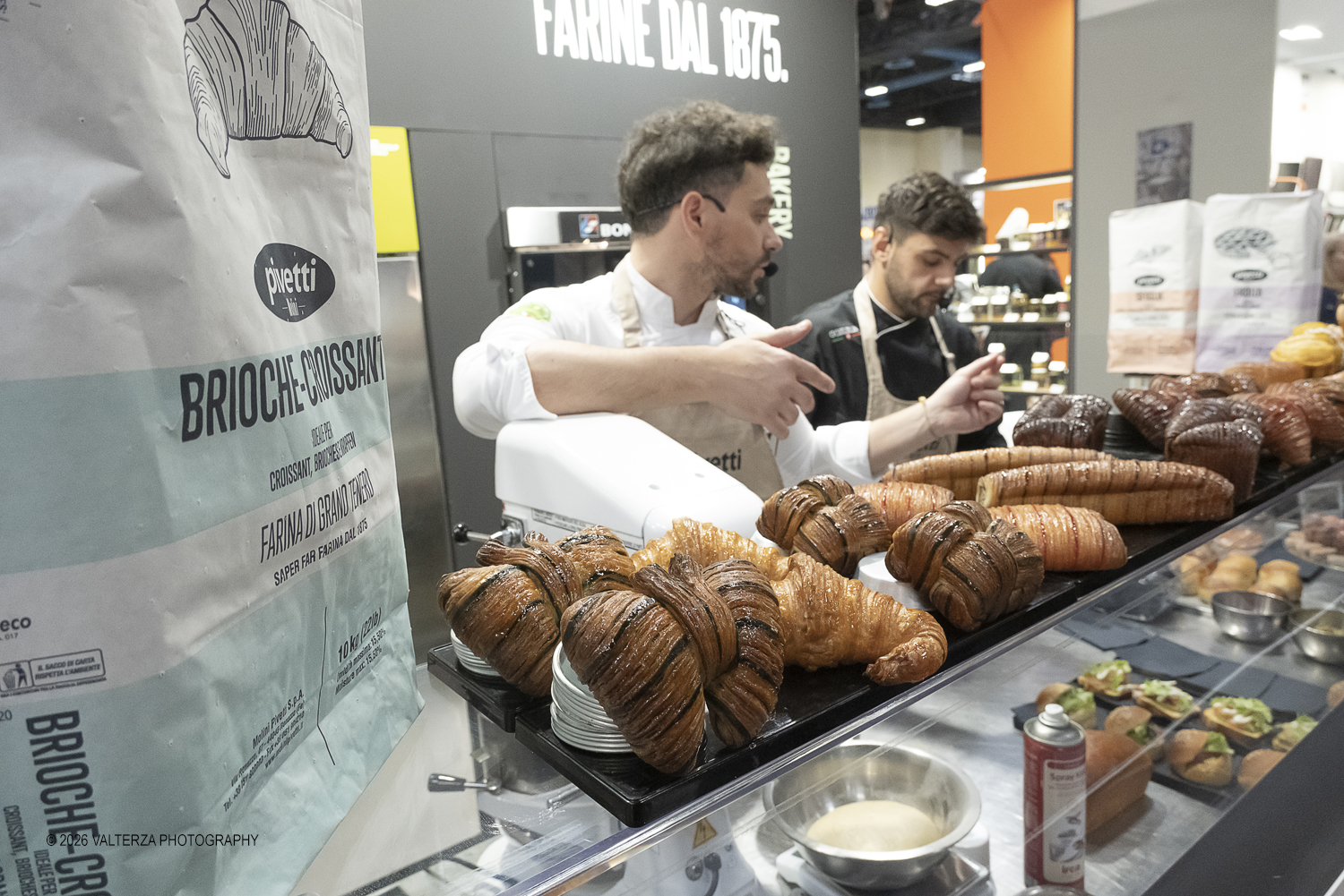 DSCF3485.jpg - 15/03/2026. Torino. Nel Padiglione 3 del Lingotto Fiere di Torino si svolge la terza edizione di Horeca Expoforum. Con oltre 300 brand italiani e internazionali presenti e circa 100 eventi in tre giorni, Horeca Expoforum si conferma piattaforma di riferimento per ristorazione, hotellerie e food service, punto di incontro fra innovazione, formazione e networking. Al centro dellâ€™inaugurazione il tema dello spreco alimentare. Nella foto showcooking ed assaggi allo stand Molini Pivetti con i pasticceri Danilo Giustizieri e e Masssimo Varbella