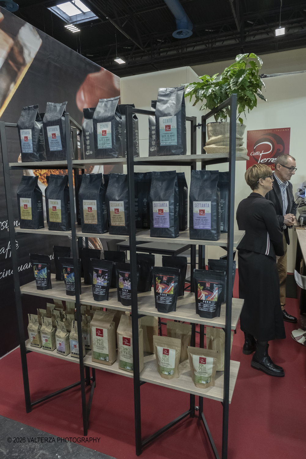 DSCF3504.jpg - 15/03/2026. Torino. Nel Padiglione 3 del Lingotto Fiere di Torino si svolge la terza edizione di Horeca Expoforum. Con oltre 300 brand italiani e internazionali presenti e circa 100 eventi in tre giorni, Horeca Expoforum si conferma piattaforma di riferimento per ristorazione, hotellerie e food service, punto di incontro fra innovazione, formazione e networking. Al centro dellâ€™inaugurazione il tema dello spreco alimentare. Nella foto staand caffÃ¨ Perrero torrefazione artigianale con un forte orientamento alla sostenibilitÃ 